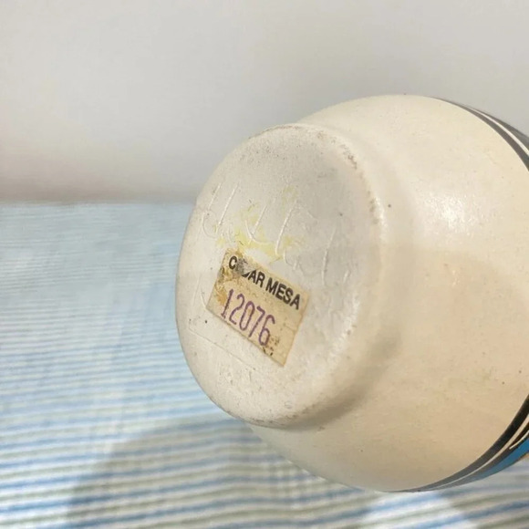 Navajo Cedar Mesa Handpainted and Etched Pottery Vase 5in - Signed - Picture 5 of 10